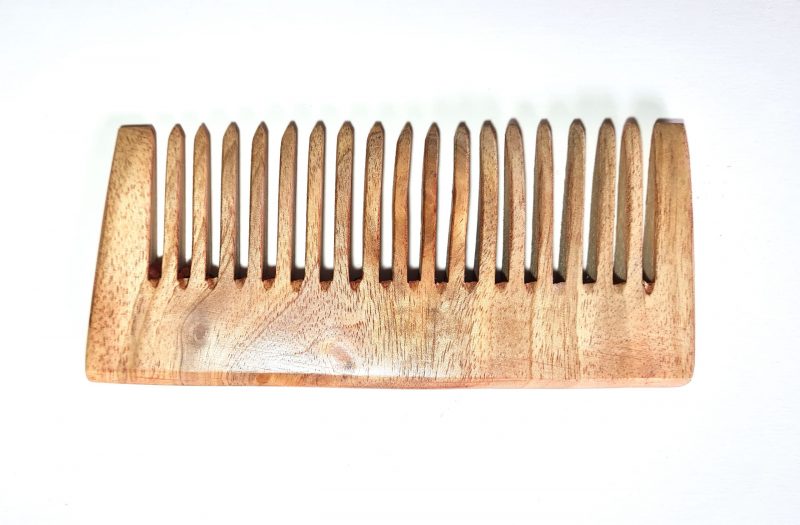 Wide teeth comb scaled
